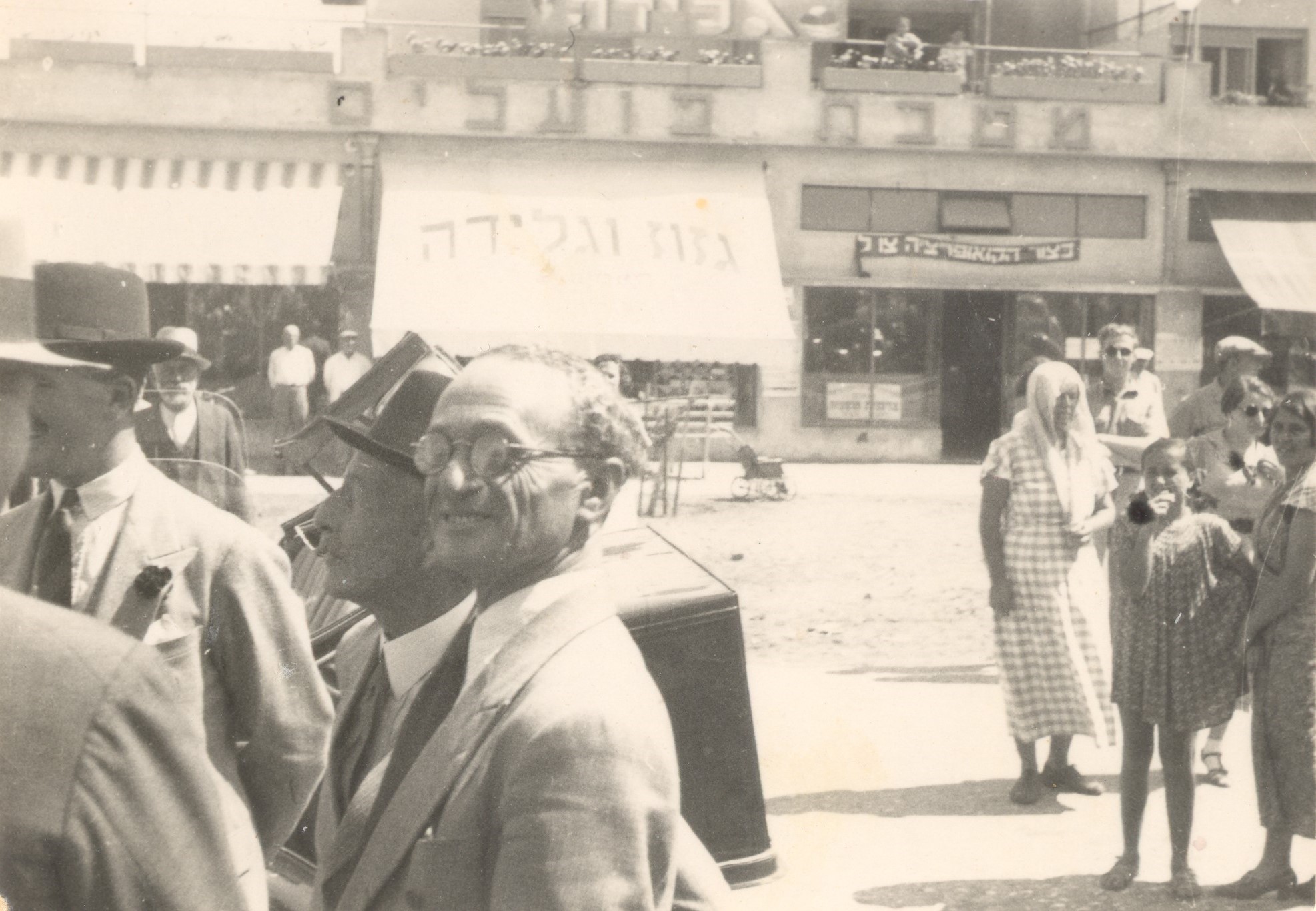 1937 - הנציב העליון, סר ארתור ווקופ, בסיור ברחוב אחוזה ברעננה לצדו ברוך אוסטרובסקי. ברקע הבנין ברחוב אחוזה פינת רחוב יהושע חנקין.