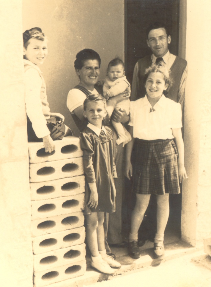 פאול טבורוגר, יוכבד שגב-גולדברג, ניצה טבורוגר, שושנה טבורוגר, צרויה צינס וצביקה טבורוגר ב-5.4.1948