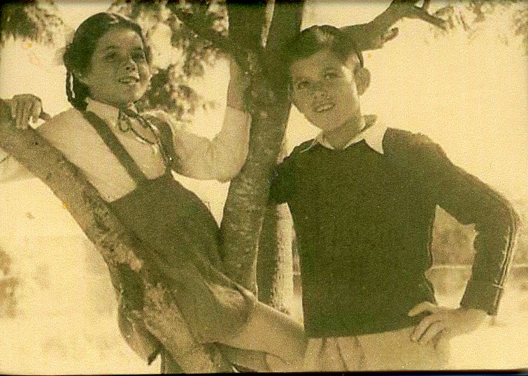 אברהם ואורה אלטשולר על יד ביתם. חודש שבט 1947