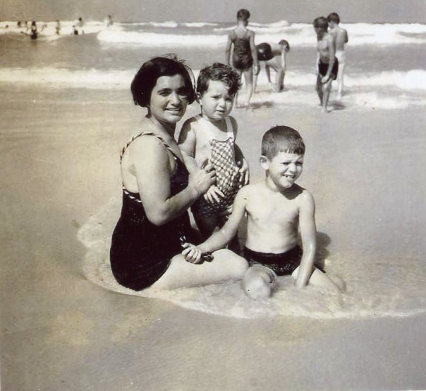 טובה, אורה ואברהם אלטשולר בחוף הים בהרצליה 1.8.1939