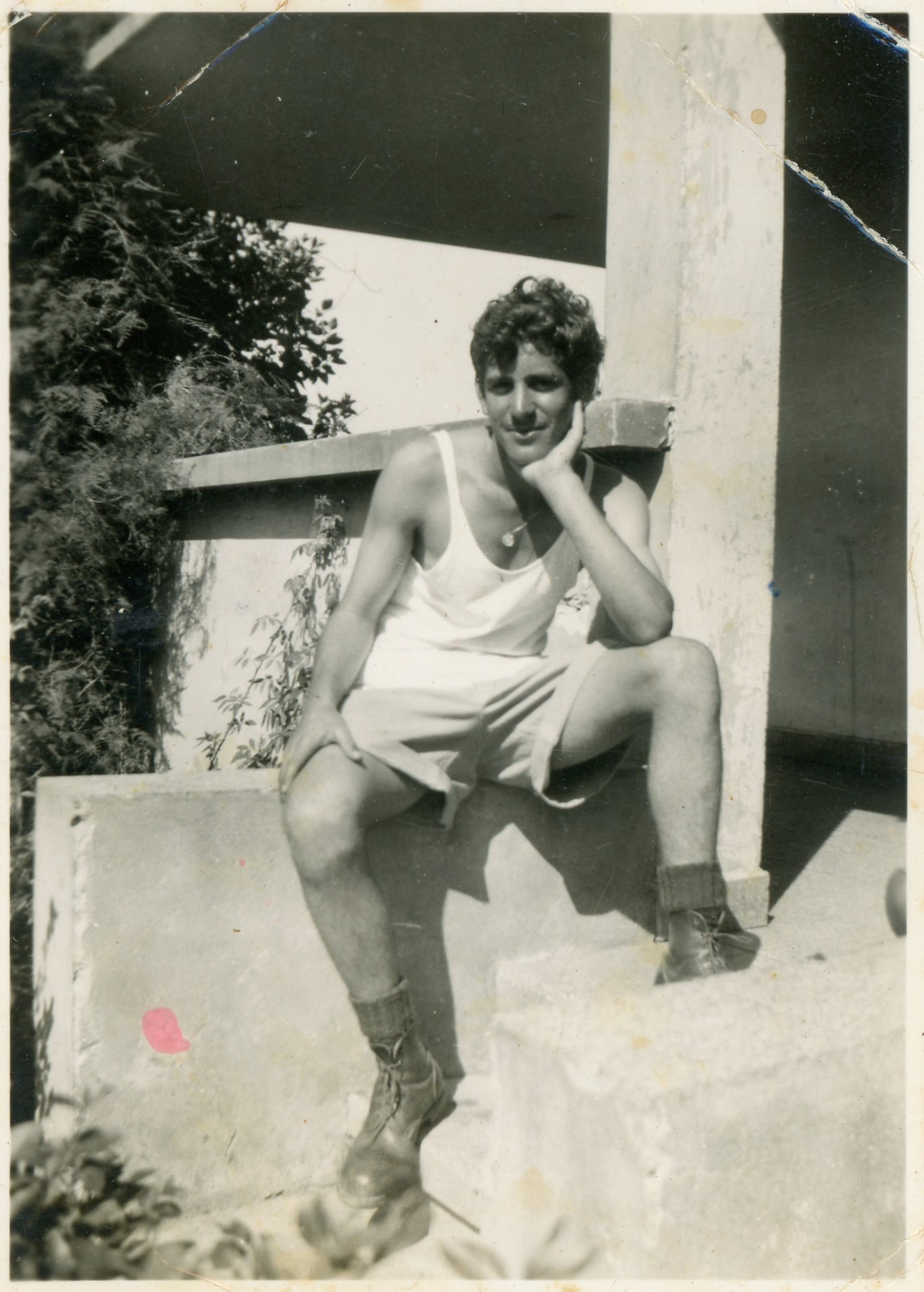 יהודה אושרוביץ יושב בכניסה למרפסת בבית המשפחה ברחוב יהודה הלוי 53 רעננה, 1947