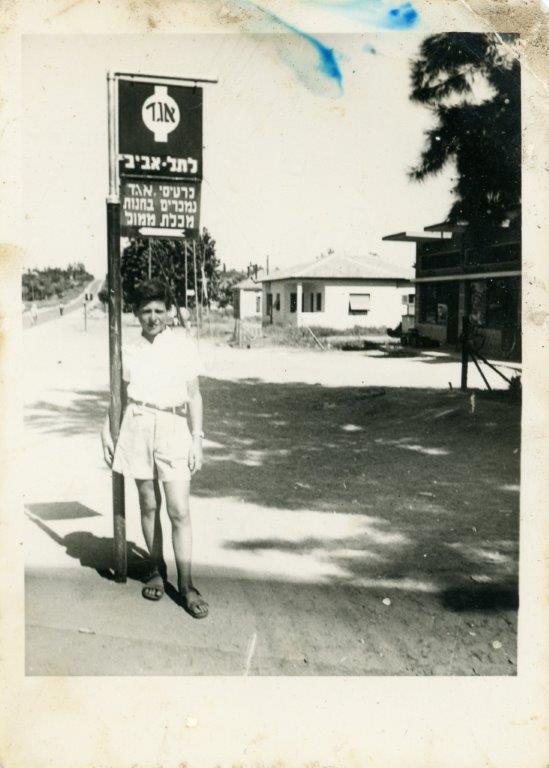 צביקה אושרוביץ עומד ליד תחנת האוטובוס לתל אביב ברחוב אחוזה ברעננה