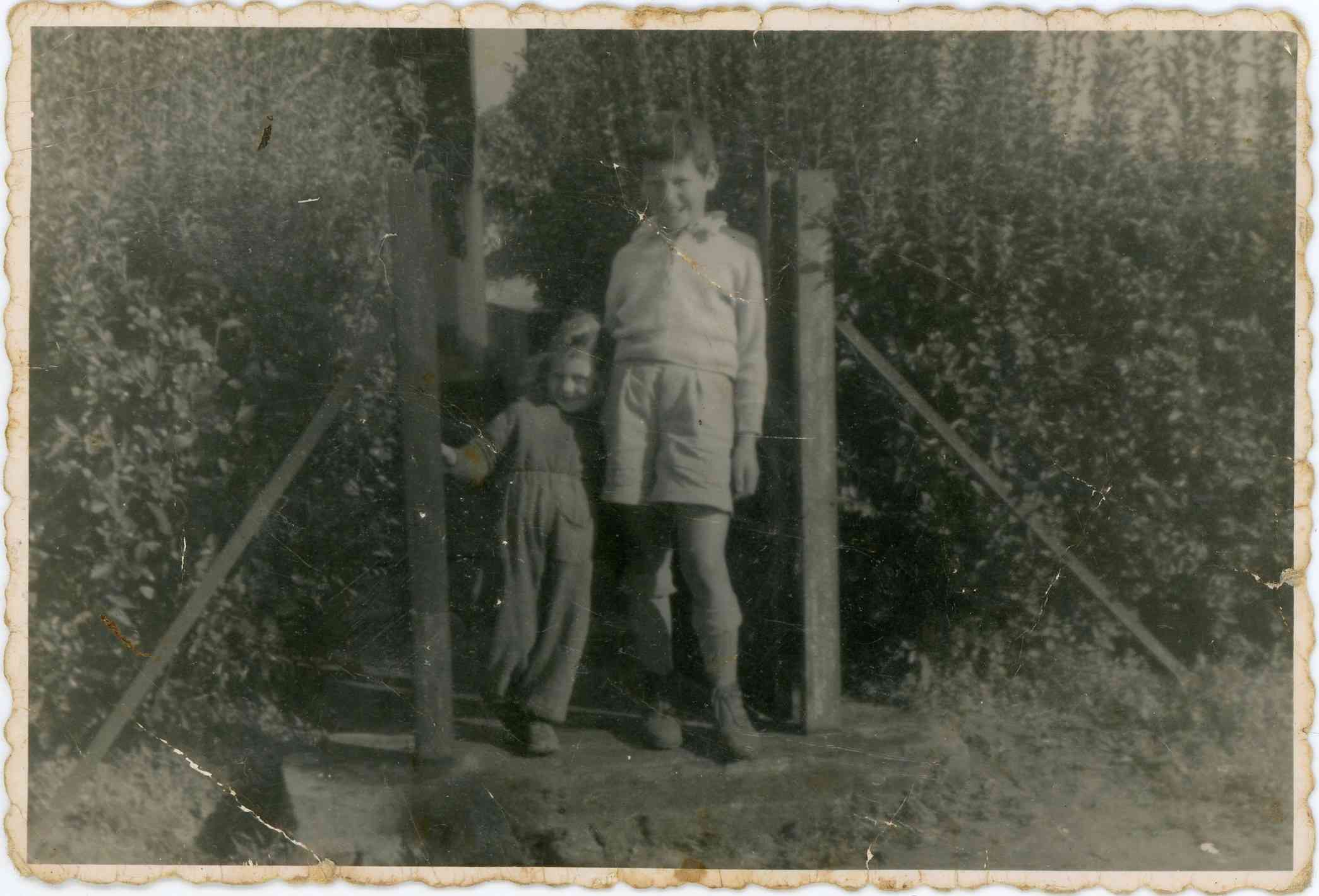 רבקה וצביקה אושרוביץ בפתח חצר המשפחה ברחוב יהודה הלוי 53 ברעננה שנה 1946