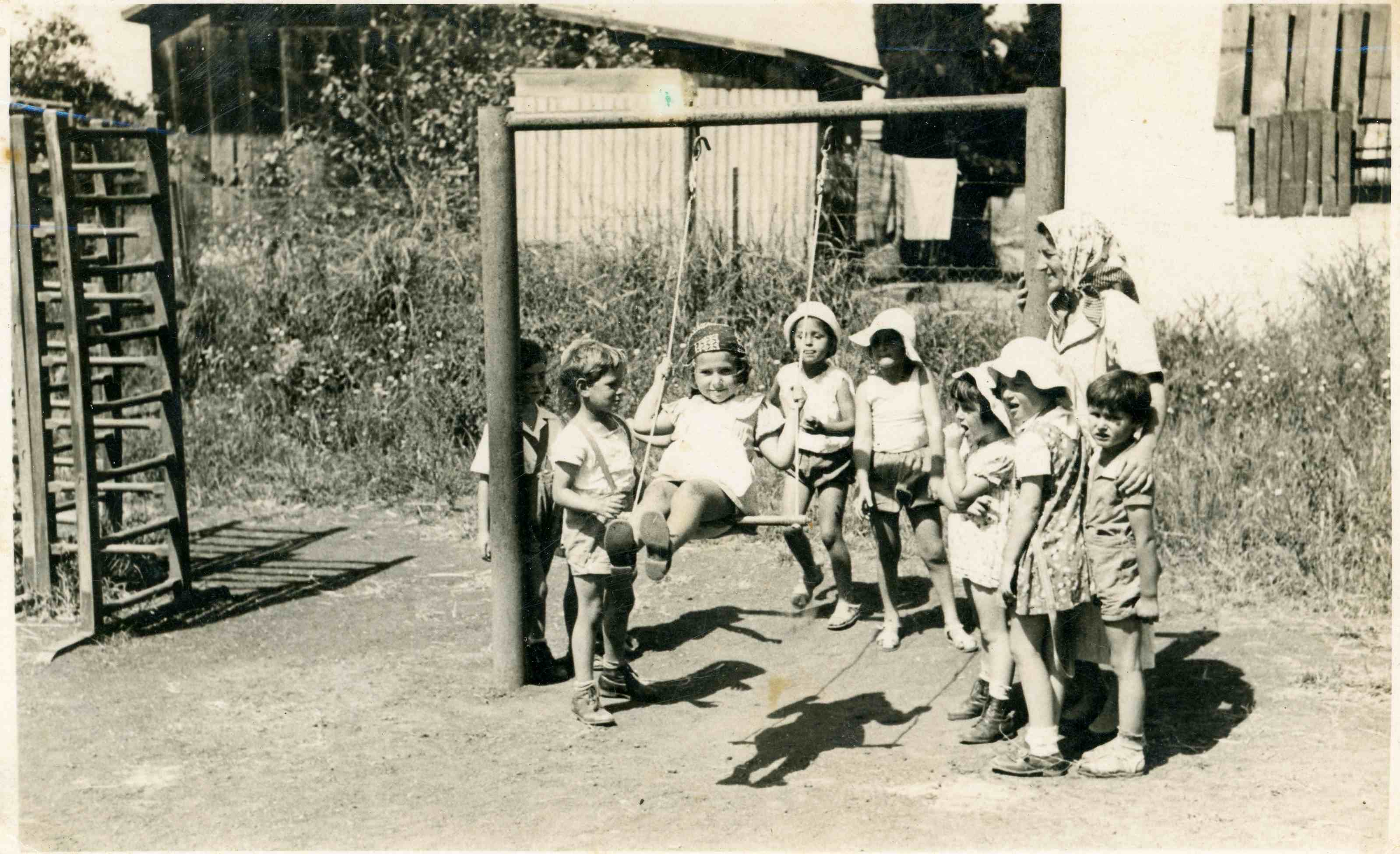 חצר גן אורה. יהודה אושרוביץ (ראשון משמאל), 1935