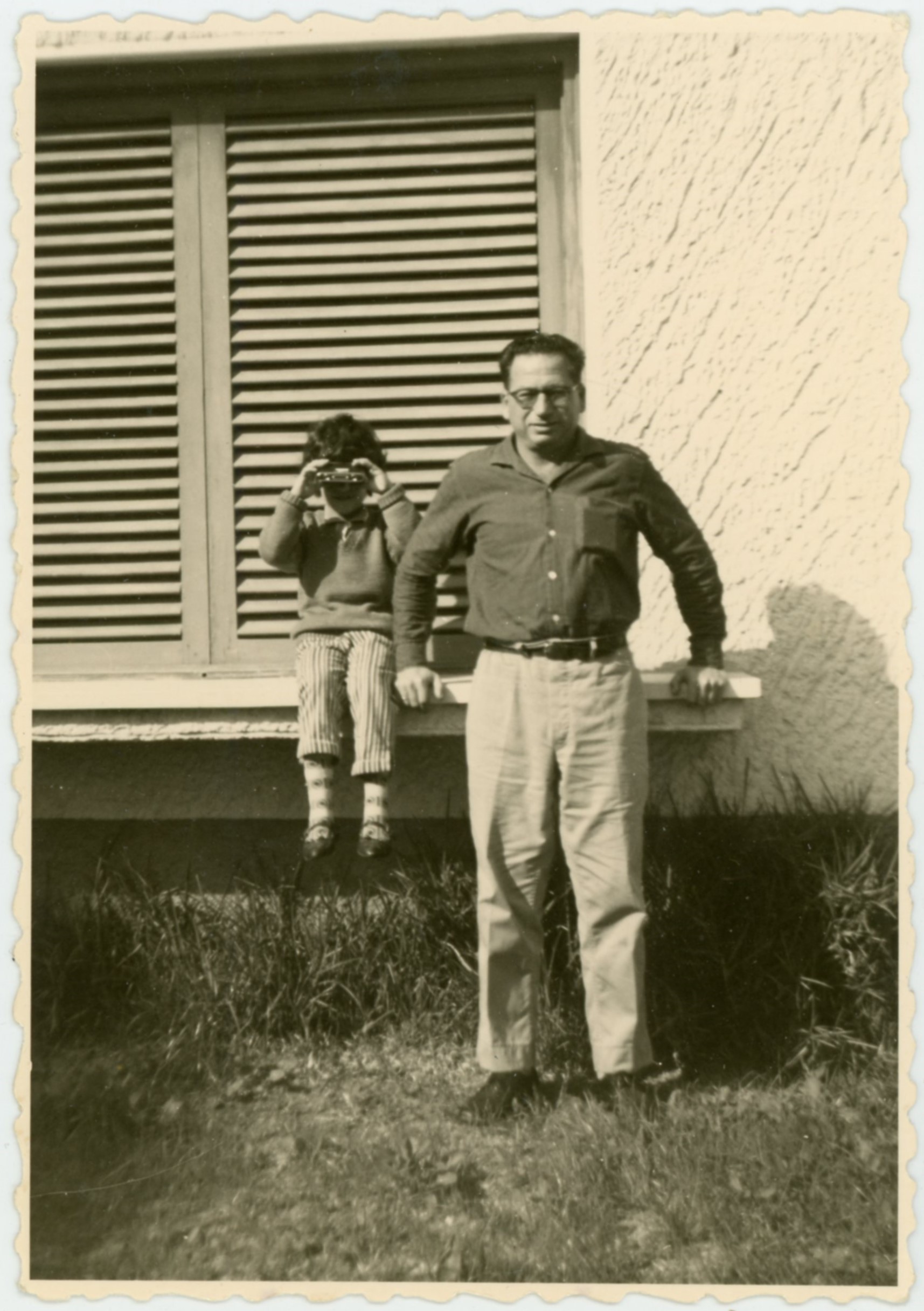 זאב איצקוביץ ובתו רחלה, בחצר בית המשפחה ברחוב בר אילן 35, 1962