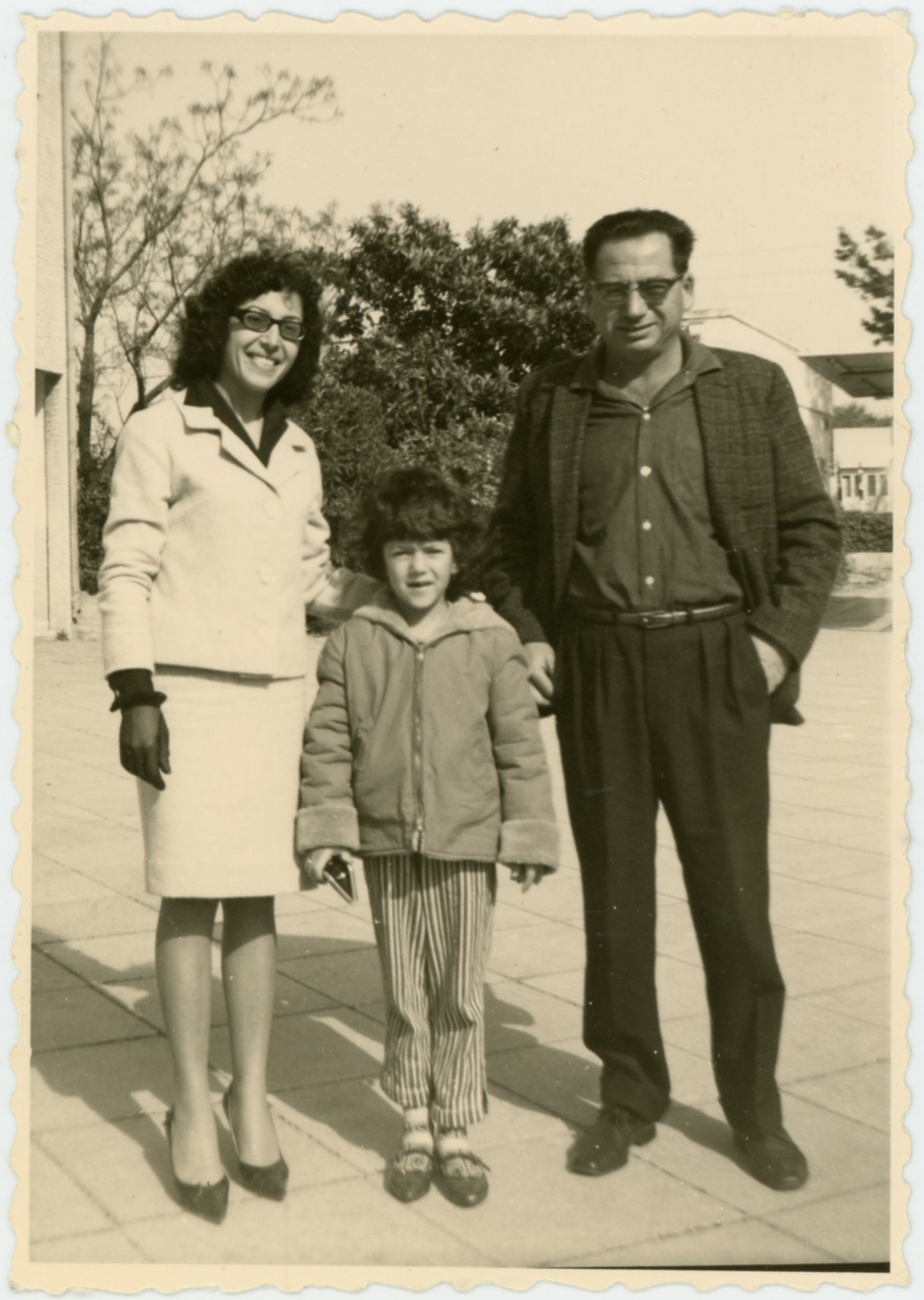 זאב ובתיה איצקוביץ עם בתם רחלה, ברחוב בר אילן, שנות ה-60