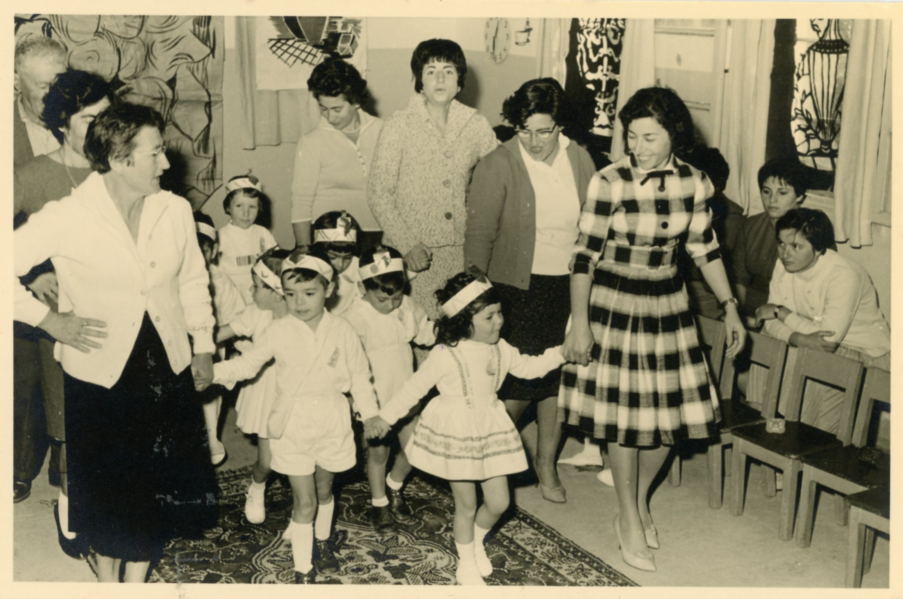 גן אורה, 1962. מימין בתיה איצקוביץ ובתה רחלה. מאחוריה גברת גולדשטיין ובנה בועז, שלישית בטי זהבי ובתה גילה. משמאל הגננת אורה