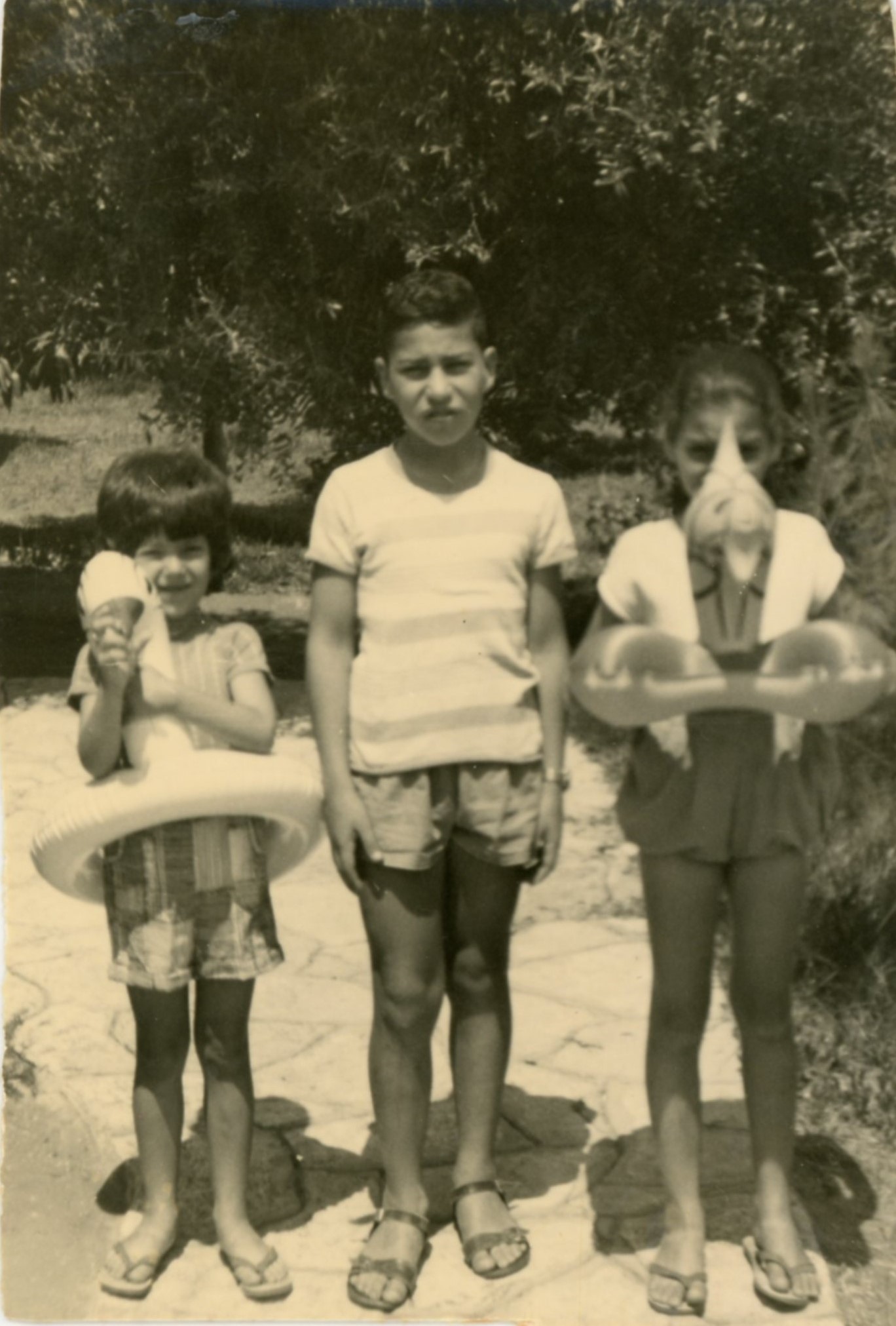 ילדי משפחת איצקוביץ בחצר בית המשפחה ברחוב בר אילן 35. משמאל לימין: רחלה, דרור ונגה, שנות ה-60