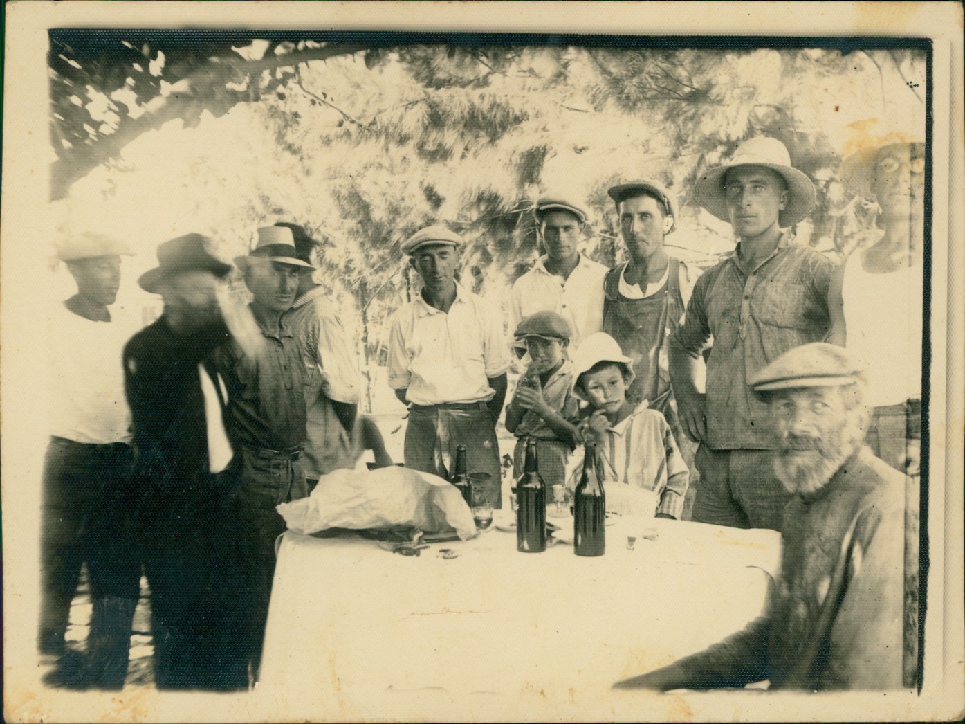 צבי אריה הירשהורן מימין למטה מעליו מימין אברהם הבן, שנות ה-30