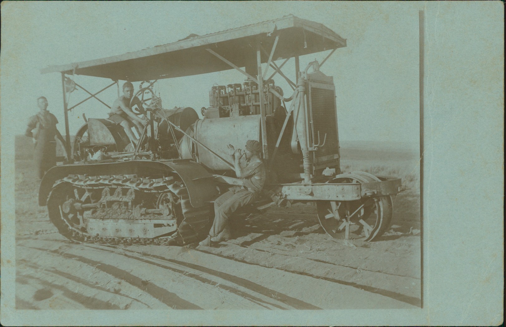 חורשים את השדות של רעננה, דוד הירשהורן משמאל וחברים, שנות ה-30