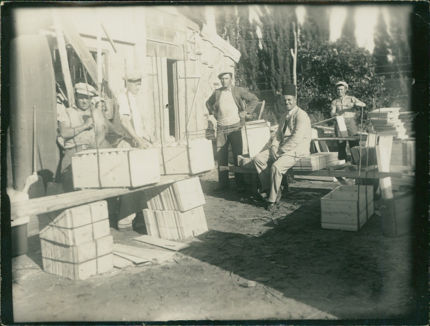 דוד הירשהורן (במרכז) בבית האריזה לתפוזים, שנות ה-40