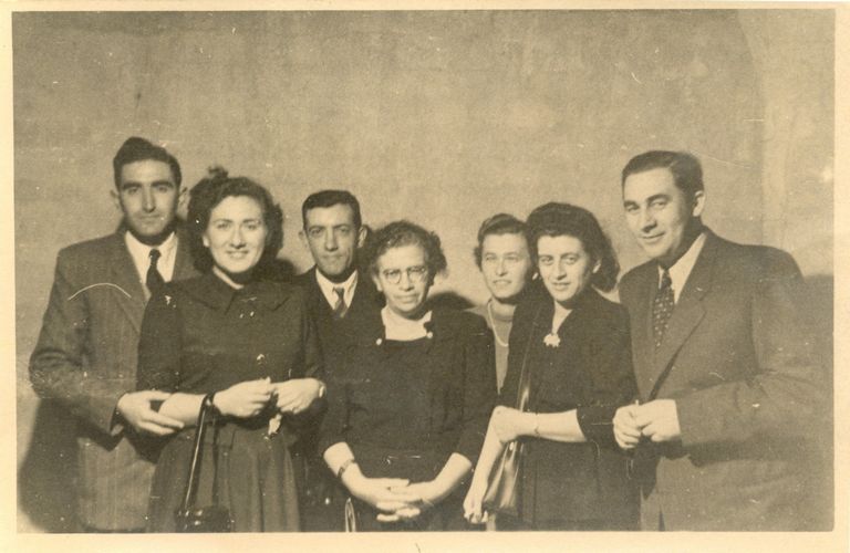 תמונה משפחתית. אהובה אנקר עם בתה וחתנה,בנה וכלתה ובני דודים.1940