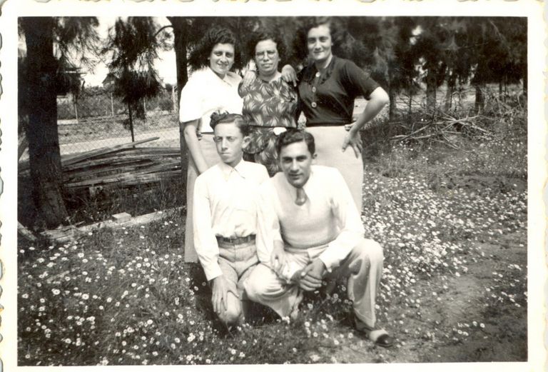 משפחת אנקר עם בן הדוד יוסף וולפסדורף-כפרי כשהגיע לארץ.1936