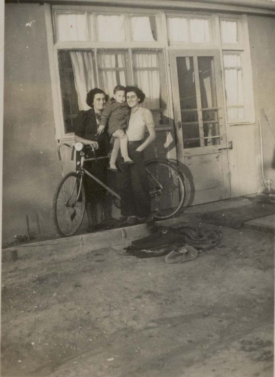 בלהה אנקר, ארזי וחנה וינוקור על רקע בית אנקר.1940