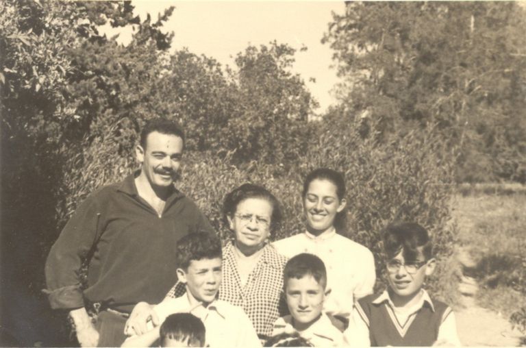 סבתא אהובה אנקר ונכדיה ארזי נאוה יזהר דורון שמוליק בחצר ביתה1956