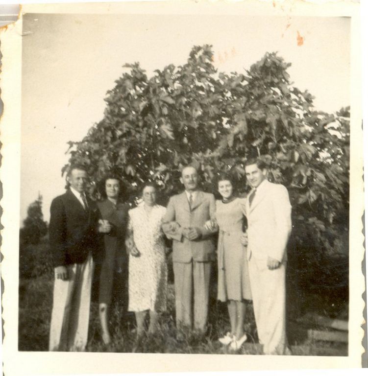 יוסף ובלהה כפרי, שמואל ואהובה אנקר, חנה ומטיה וינוקור-גפן על רקע העץ בפרדס.1942