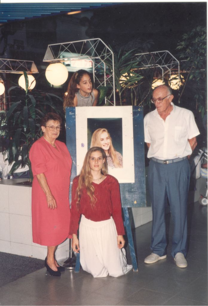 מסיבת בת המצווה של עטר אברמסון 1993 מימין: יוסף אנקור, בתיה אנקור, יושבת עטר