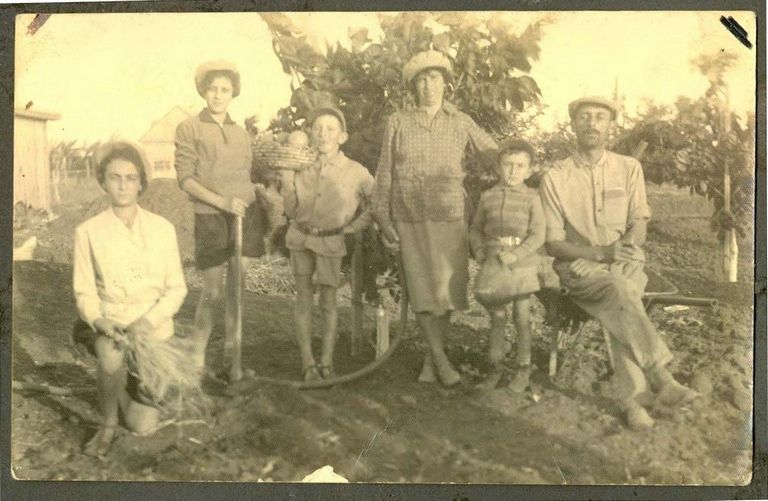 משפחת אנקר הבסיסית בחצר הבית. המשפחה הגיעה לארץ בשנת 1924.