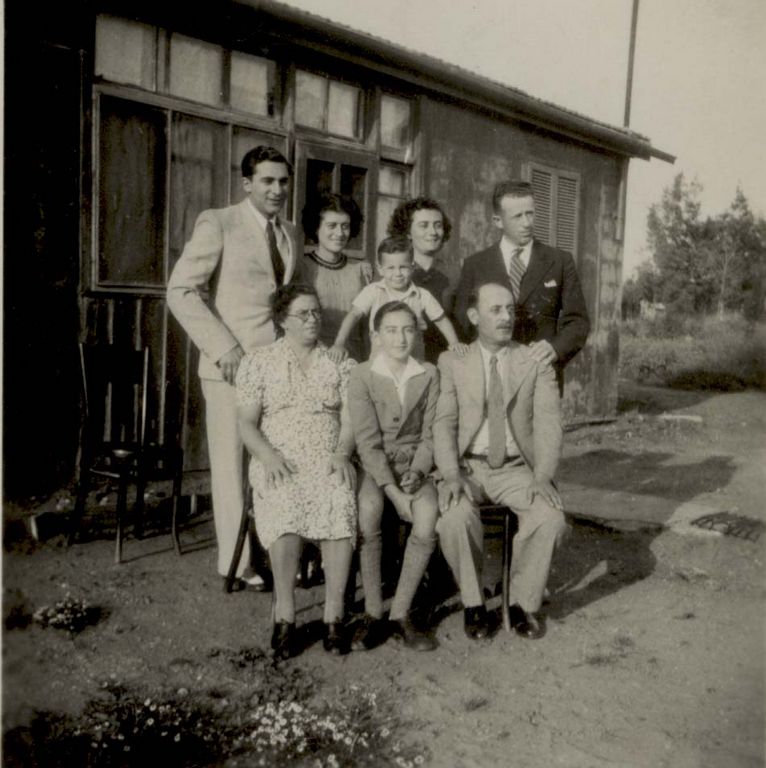 משפחת אנקר עם נכדם הראשון, על רקע ביתם.1942