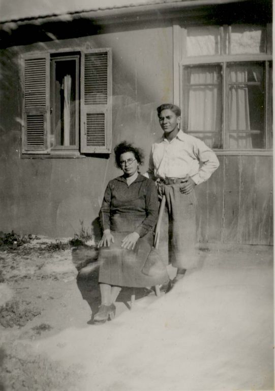 מרדכי כפרי, אהובה אנקר,על רקע בית אנקר, אחוזה 127, רעננה.1936