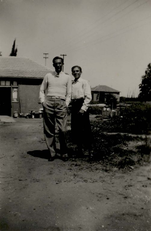 מרדכי כפרי, יוסף כפרי לפני בית אנקר.1936