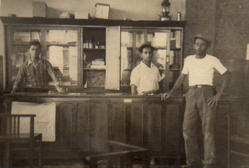 בתוך בית הקפה משמאל מרדכי ובאמצע דב כהן