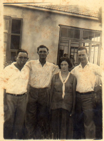 על רקע בית הקפה - שלמה ליפסקי, שרה סטבינסקי, מרדכי בנימינוביץ ויצחק קלצ'קו