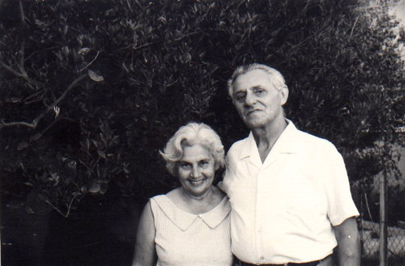 מרדכי ושושנה בחצר ביתם באפקה בשנות ה-80