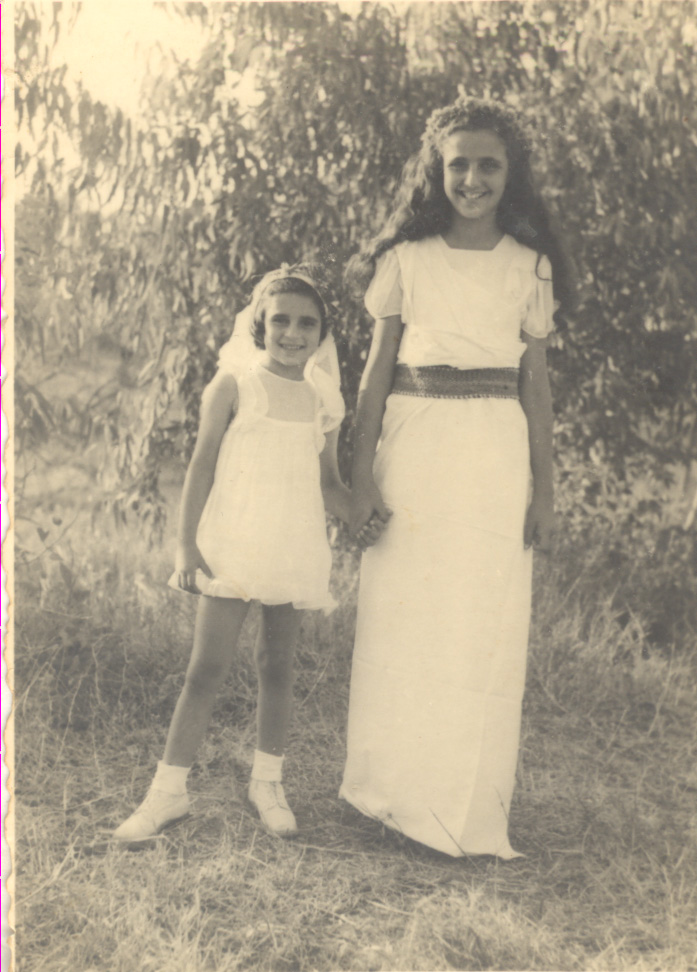 רותי ועדנה בחג הבכורים בבית הספר 1948