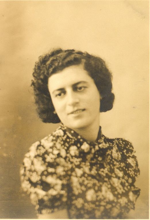 בלהה אנקר, בתם של שמואל ואהובה, נולדה בשנת 1918