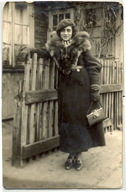 בלהה אנקר בבקור אצל המשפחה בוורשה-פולין בשנת 1936