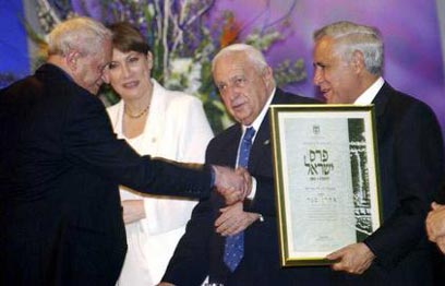 אהרון מגד-אהרן מגד מקבל את פרס ישראל לספרות, 
