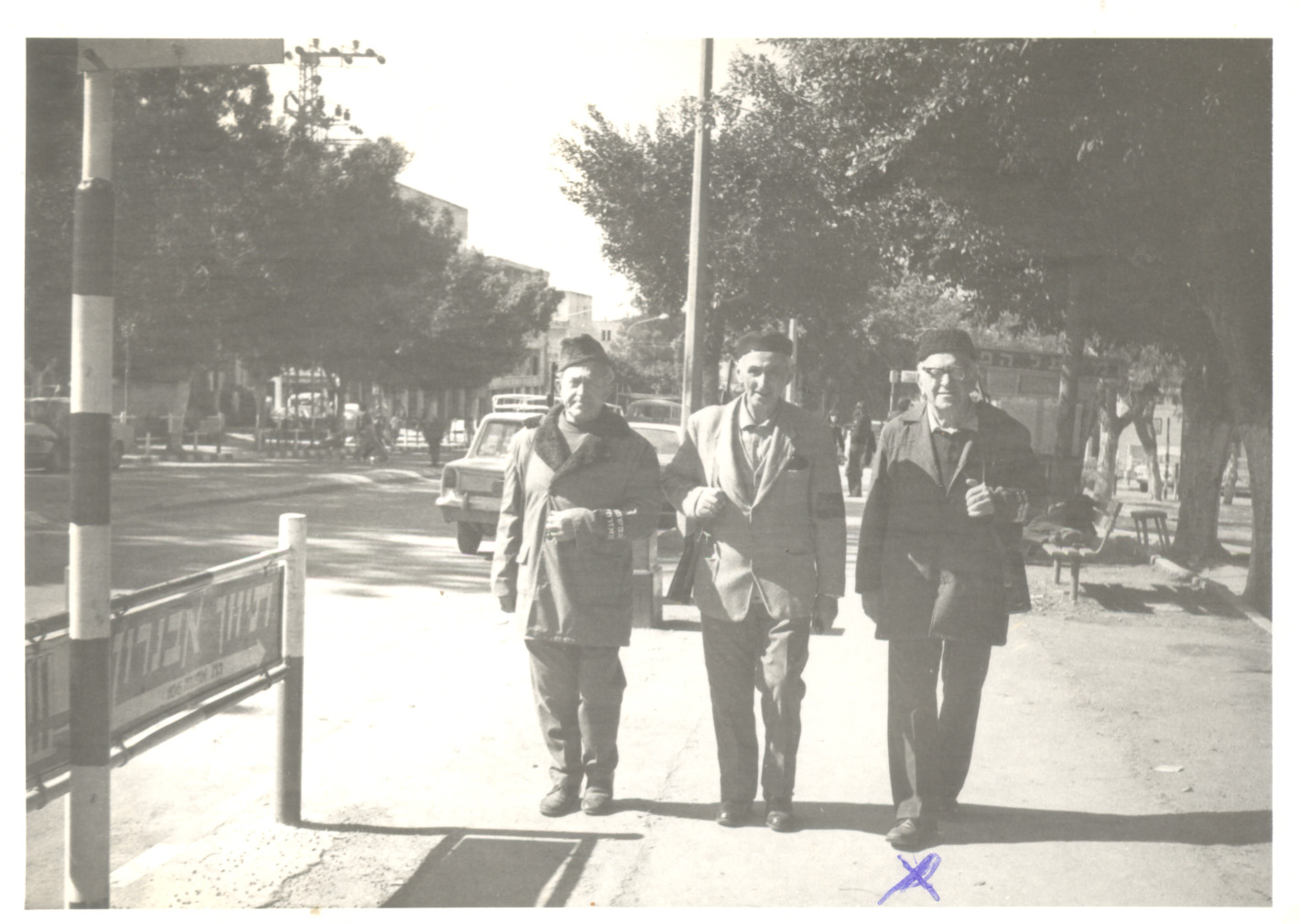 מימין לשמאל - בנימין גולדברג, אברהם בנימינוביץ ואלכסנדר הרפז בשמירה במשמר האזרחי ברעננה. מרץ 1975