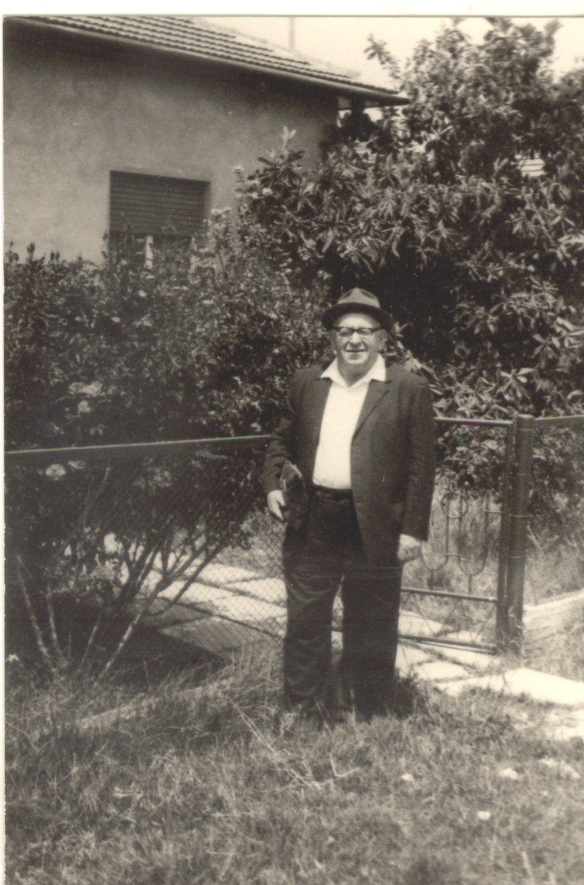 בנימין גולדברג בחג הפסח 1968 ליד ביתו ברח' הרצל 14- אפריל 1968