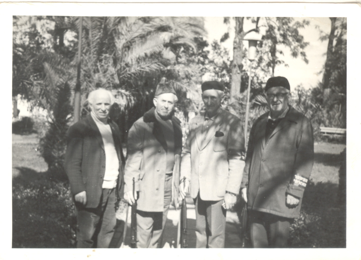 מימין לשמאל - בנימין גולדברג, אברהם בנימינוביץ, אלכסנדר הרפז וציפמן בשמירה במשמר האזרחי ברעננה. מרץ 1975