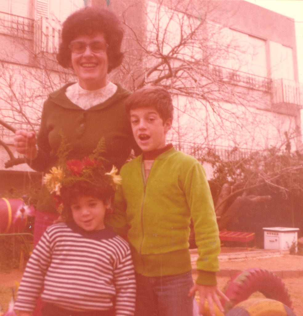 יוכי עם בניה גלעד ורון שגב, כשרוני בן 4 בגן דניאלה- שנת 1978