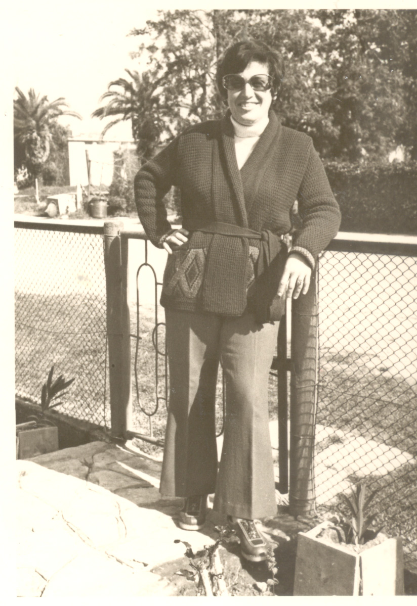 ורדה גרסון בחצר בית ההורים ברחוב הרצל בינואר 1967