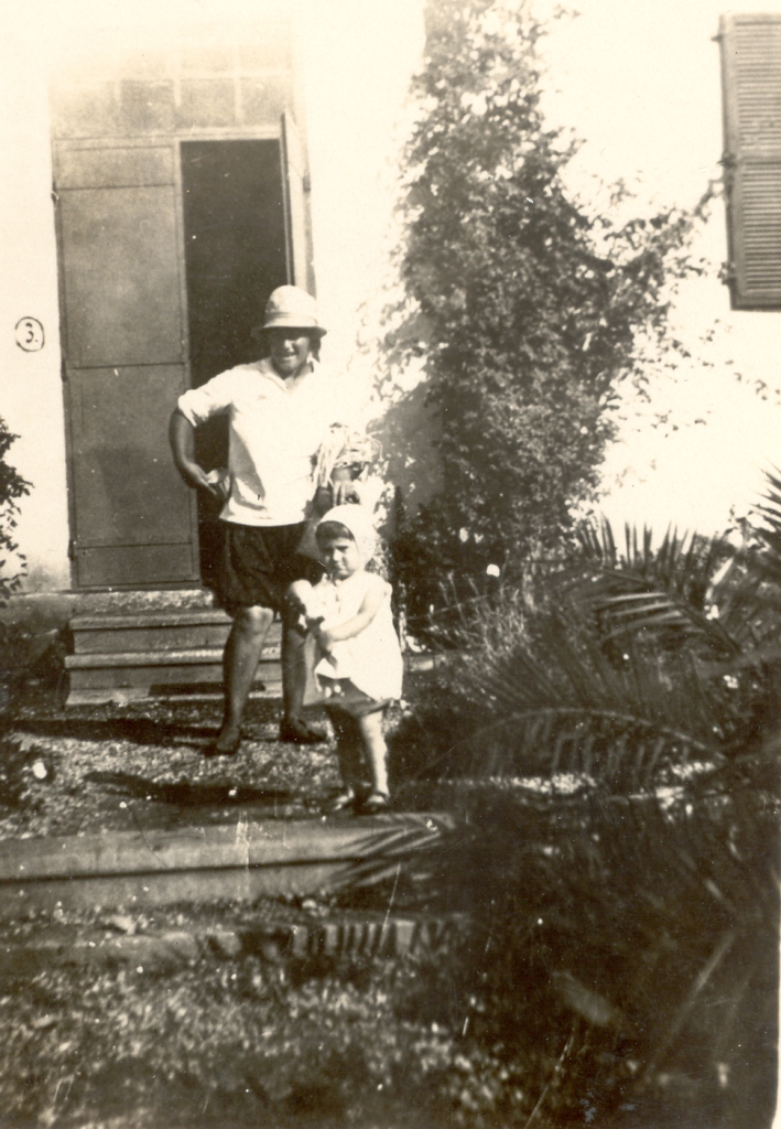 רינה ואימה על רקע הבית בפתח תקוה- 1932