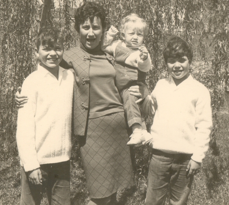 1968- המשפחה מתרחבת - רינה עם מירב והבנים