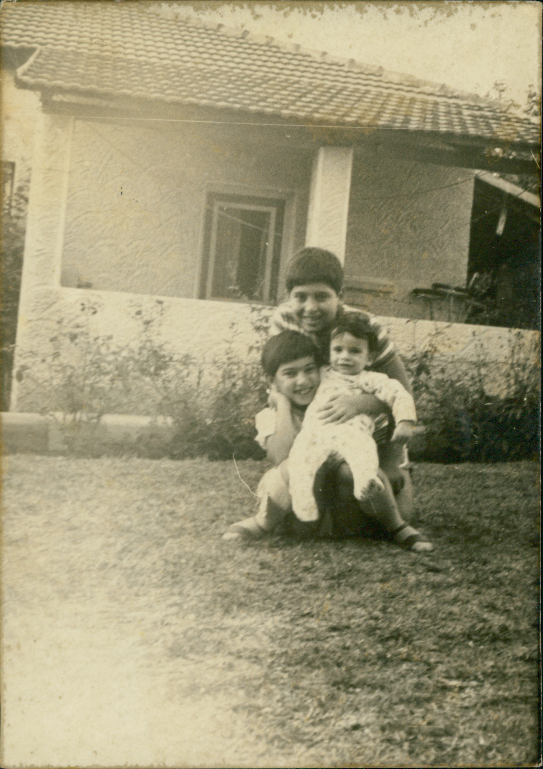 ילדי חנה לבית קירשנר וגדליהו צינס. מלמעלה - גיל, אורלי ורונית התינוקת, הרצליה, 1974