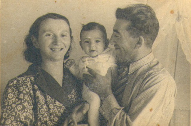 מרדכי ואסתר עם בתם רחל