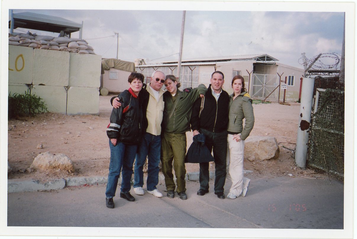 2005, משפחת מגידוב בביקור בבסיס צבאי. משמאל לימין: אורה מגידוב, יענקלה מגידוב , אפרת מגידוב, עודד מגידוב ודפנה מגידוב.