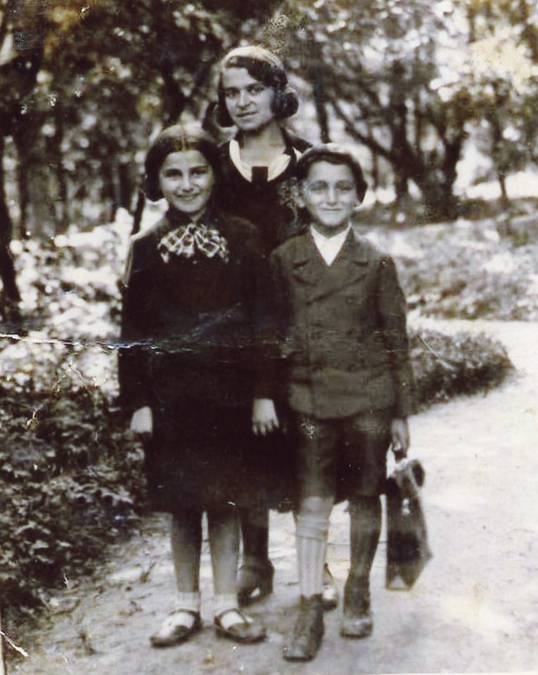 שושנה דגן, אחותה של יפה אייכל, בתה אמונה ובנה ישראל. כולם ניספו בשואה