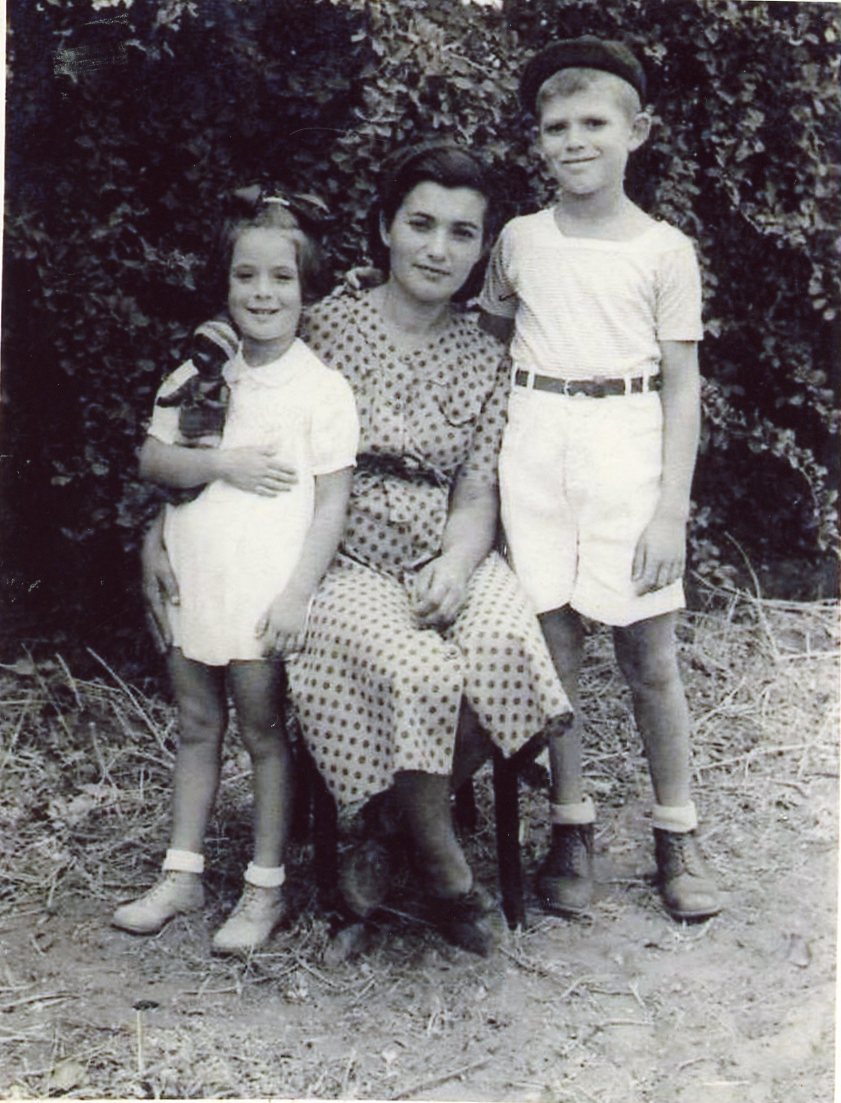 מימין אברהם, טובה ואורה אלטשולר. רעננה אוקטובר 1942