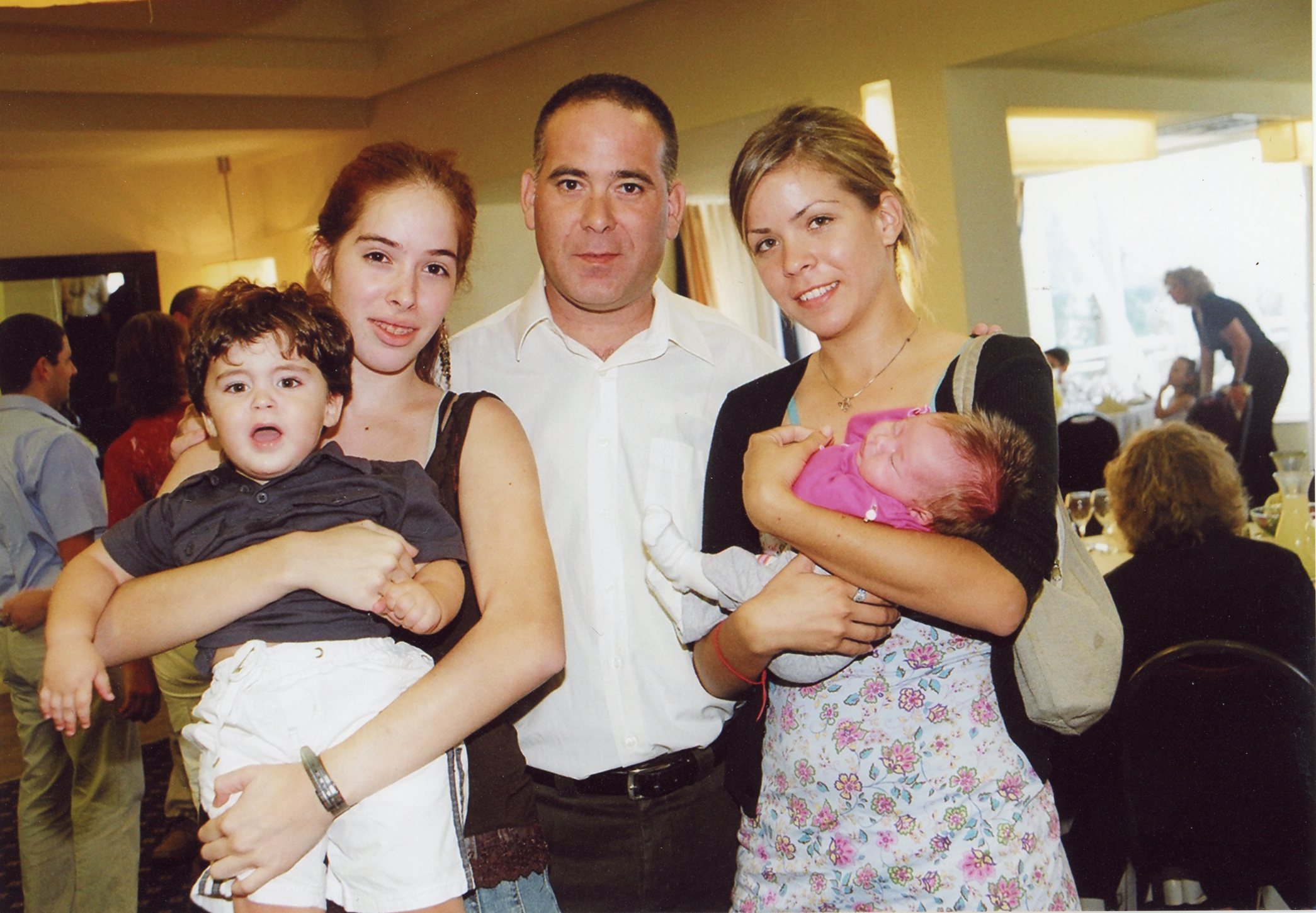 עודד מגידוב וילדיו: אפרת מחזיקה את התינוקת מיכל ודפנה מחזיקה בזרועותיה את יונתן. 2006