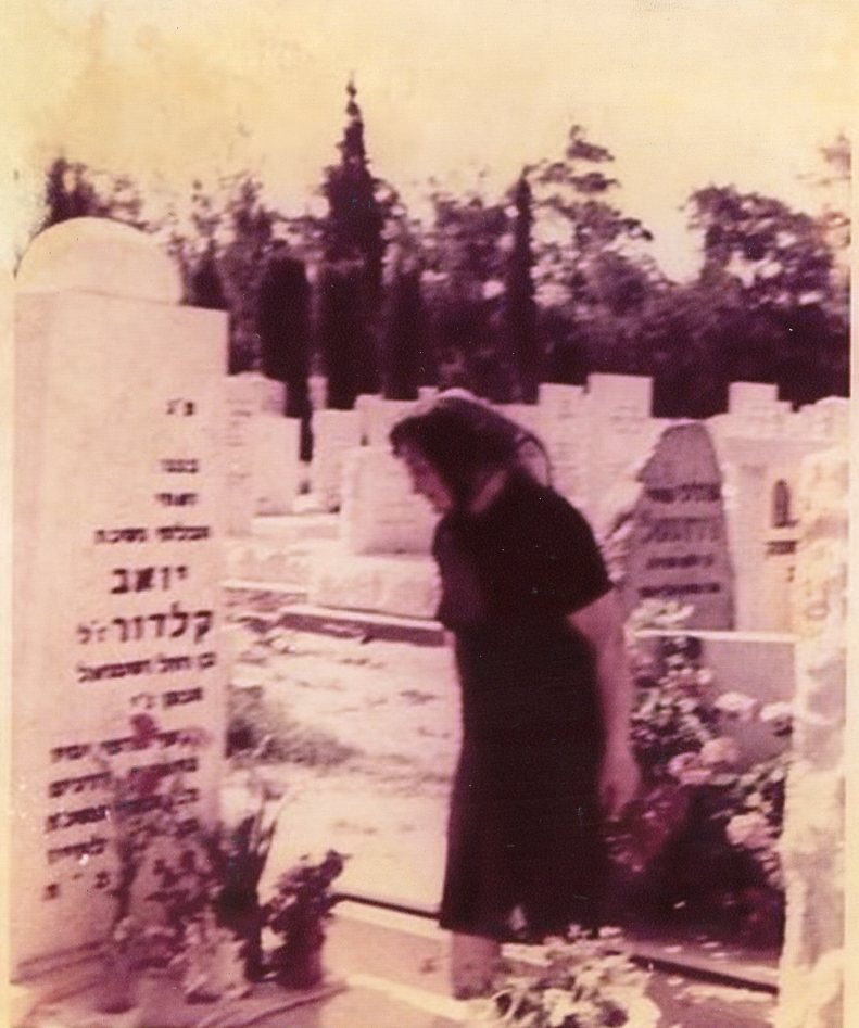 רחל קלדור ליד קבר בנה יואב. מאי ש968