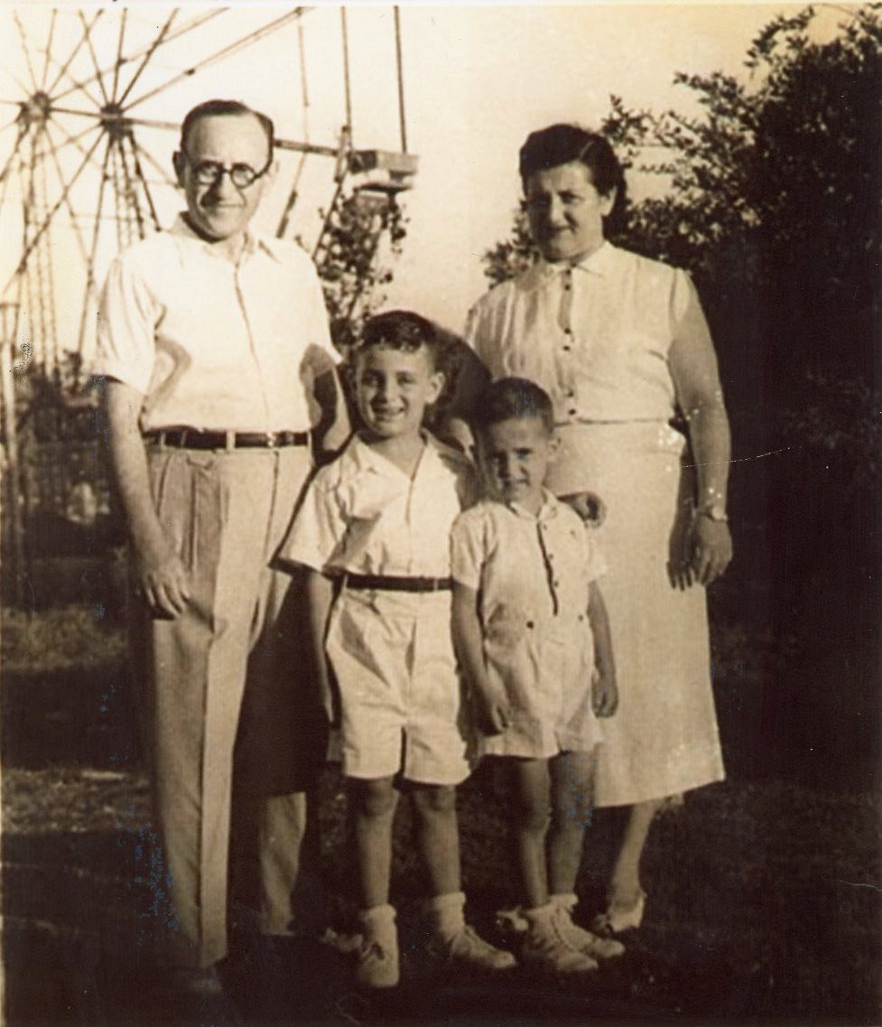 7.6.1954 יואב עם הוריו ואחיו. לונה פארק יפו