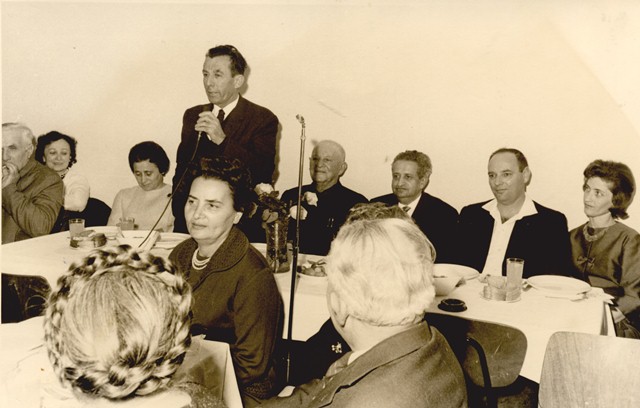 אסעודה בבית ויצו רעננה עם ראש המועצה יצחק שקולניק 3 ל1 1966