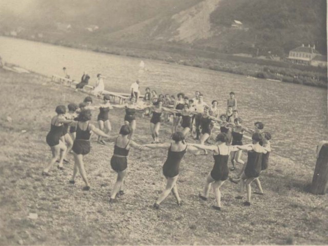 רוקדות במעגל שנת 1926