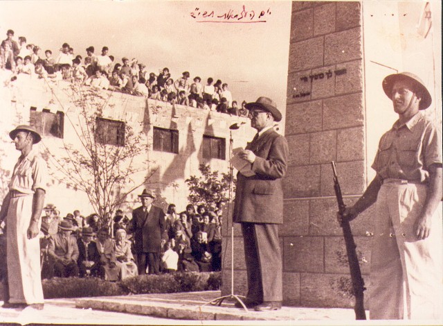 טכס יום הזכרון ליד אנדרטת בית הנוער 1952